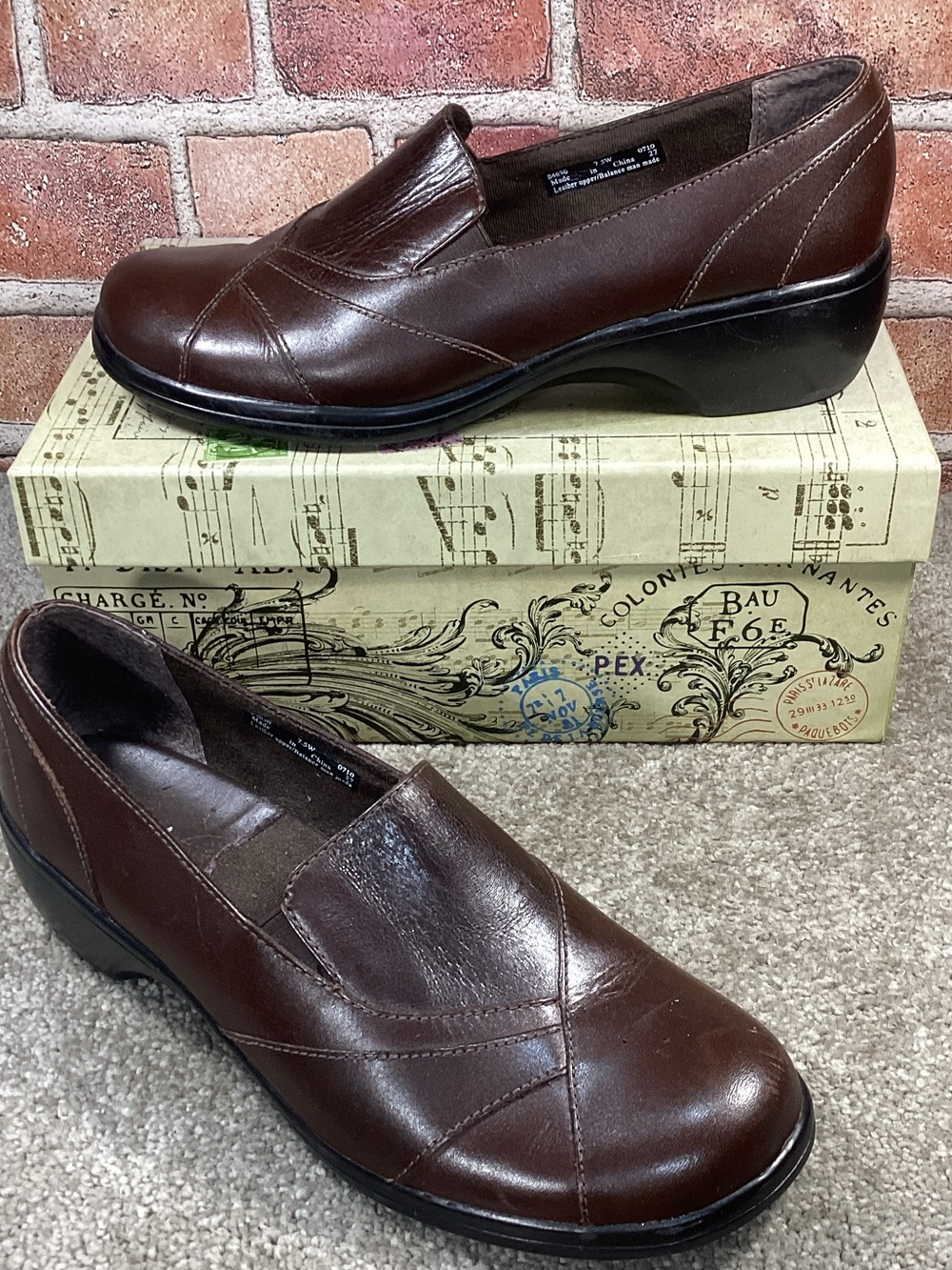 Clarks Womens brown leather slip on loafers size 7.5 Wide